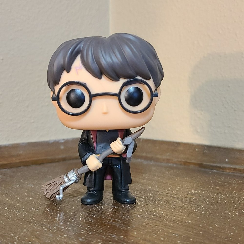 Funko Pop - Harry Potter - #51 Harry Potter with Firebolt - Hot Topic Exclusive